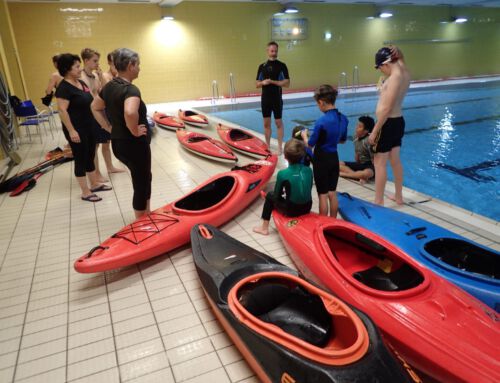 Eskimotieren üben im Schwimmbad